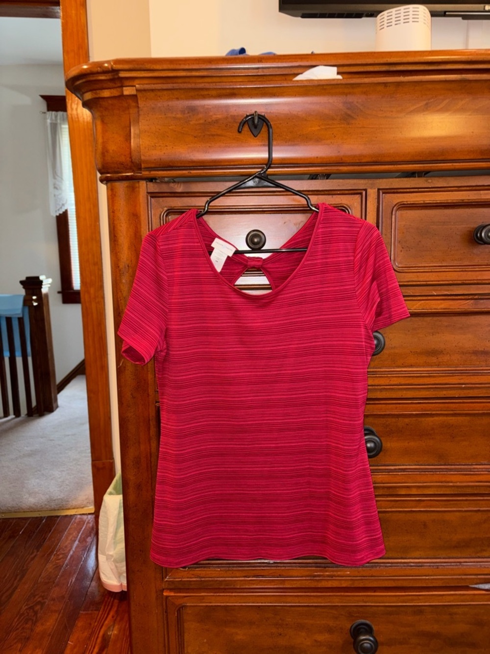 Jaclyn Smith Red Keyhole Short Sleeve Top Size Medium